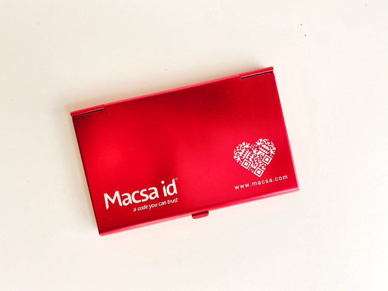 High-quality marking of corporate logos on aluminium gadgets using laser systems.