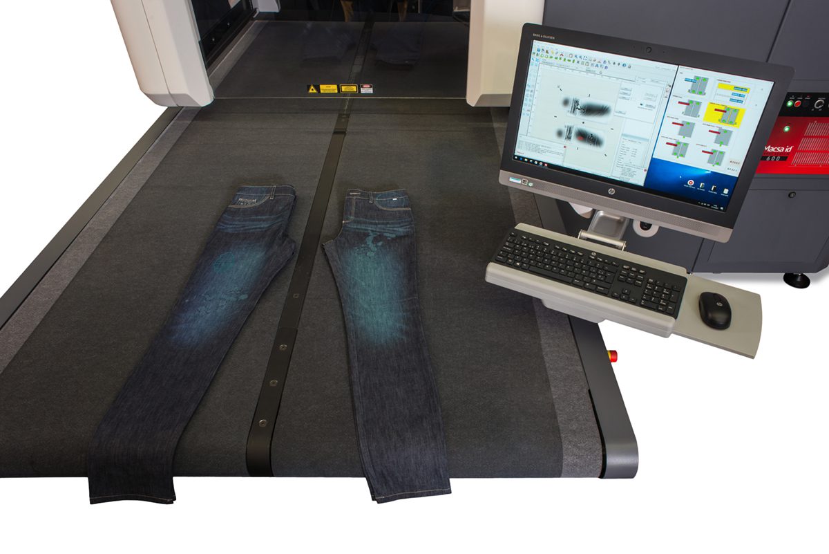 Double conveyor belt for laser marking on textiles