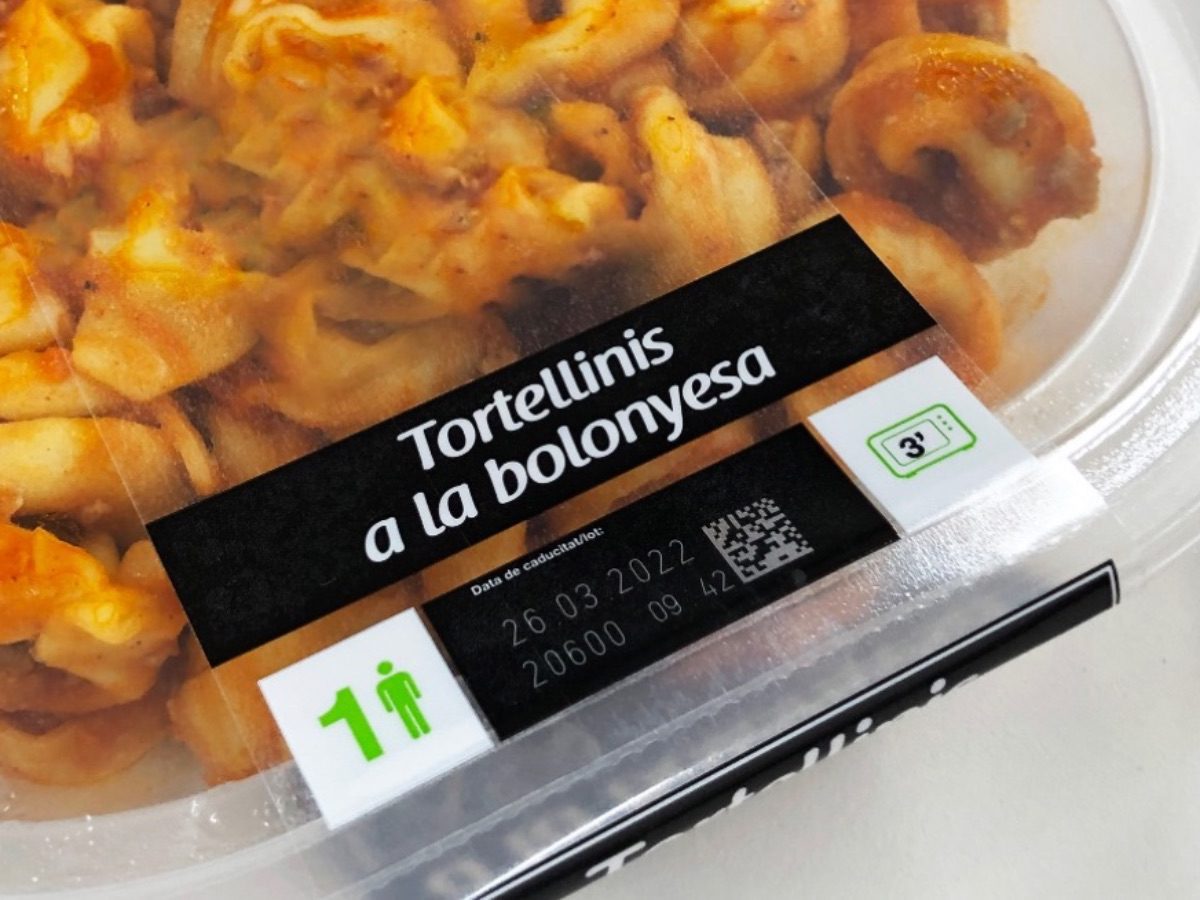 Labeling precooked food trays
